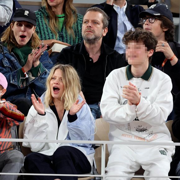 3 garçons nés de son union avec le chanteur Raphaël.

Le chanteur Raphaël, sa compagne Mélanie Thierry et leurs enfants Roman et Aliocha Haroche - Les célébrités dans les tribunes des Internationaux de France de tennis de Roland Garros 2024 à Paris, le 29 mai 2024. 
© Jacovides / Moreau / Bestimage