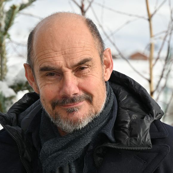 Bernard Campan posant pour le photocall du film 'Et plus si affinites' lors du 27ème Festival du Film de Comédie à L'Alpe d'Huez, France, le 19 janvier 2024. Photo by Mireille Ampilhac/ABACAPRESS.COM