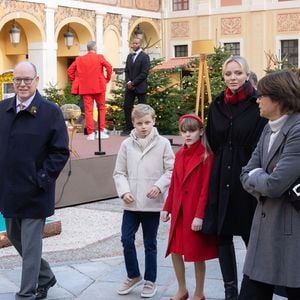 Le prince Jacques de Monaco, marquis des Baux, La princesse Gabriella de Monaco, comtesse de Carladès, Le prince Albert II de Monaco et la princesse Charlène de Monaco, Camille Gottlieb et sa mère, La princesse Stéphanie de Monaco - La famille princière de Monaco offre les traditionnels cadeaux de Noël aux enfants monégasques dans la Cour du Palais Princier, le 18 décembre 2024. 
© Olivier Huitel / Pool Monaco / Bestimage