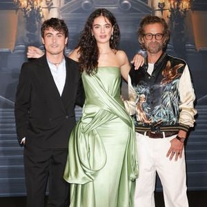 Julien De Saint-Jean, Deva Cassel et Romain Duris - Avant-première du film "Le Fantôme de l'Opéra" au cinéma Pathé Palace à Paris le 12 octobre 2026. 

© Coadic Guirec/Bestimage