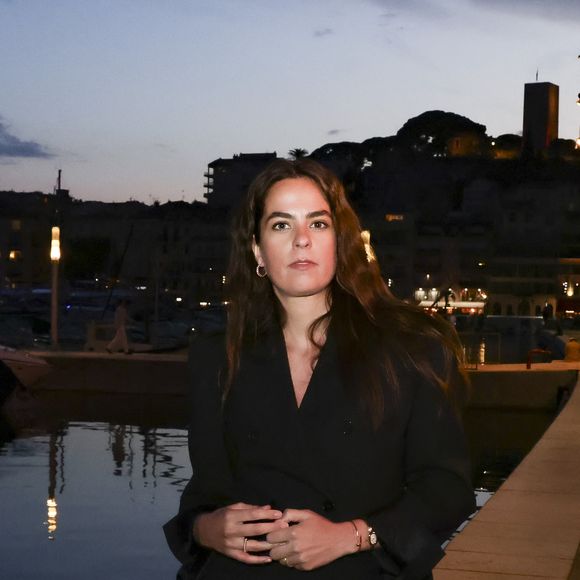 Exclusif - Anouchka Delon pose en backstage de l'émission "C à vous" lors du 78ème Festival International du Film de Cannes le 15 mai  2025. © Jack Tribeca / Bestimage