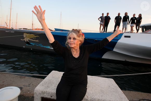 Exclusif - Brigitte Bardot pose avec l'équipage de Brigitte Bardot Sea Shepherd, le célèbre trimaran d'intervention de l'organisation écologiste, sur le port de Saint-Tropez, le 26 septembre 2014 en escale pour 3 jours à deux jours de ses 80 ans. Cela fait au moins dix ans qu'elle n'est pas apparue en public sur le port tropézien. 
© Philippe Arnassan / Nice Matin