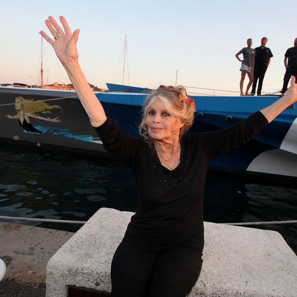 Exclusif - Brigitte Bardot pose avec l'équipage de Brigitte Bardot Sea Shepherd, le célèbre trimaran d'intervention de l'organisation écologiste, sur le port de Saint-Tropez, le 26 septembre 2014 en escale pour 3 jours à deux jours de ses 80 ans. Cela fait au moins dix ans qu'elle n'est pas apparue en public sur le port tropézien. 
© Philippe Arnassan / Nice Matin