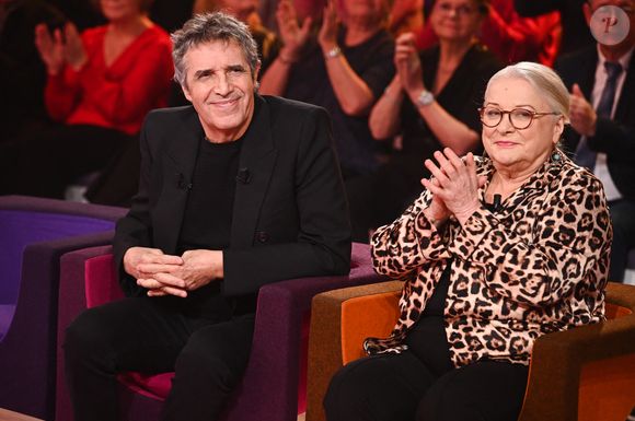 Exclusif - Julien Clerc et Josiane Balasko lors de l'enregistrement de l'émission "Famille je vous aime" présentée par M.Drucker et qui sera diffusée le 29 décembre sur France 3, au studio Rive gauche, à Paris, France, le 2 décembre 2025. © Gaffiot-Perusseau/Bestimage