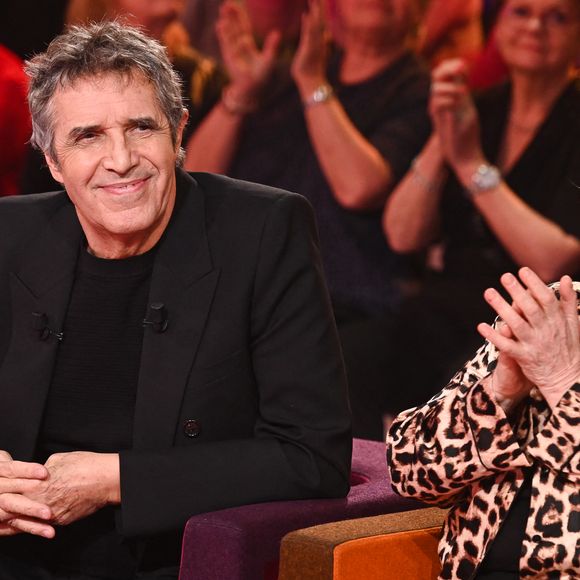 Exclusif - Julien Clerc et Josiane Balasko lors de l'enregistrement de l'émission "Famille je vous aime" présentée par M.Drucker et qui sera diffusée le 29 décembre sur France 3, au studio Rive gauche, à Paris, France, le 2 décembre 2025. © Gaffiot-Perusseau/Bestimage