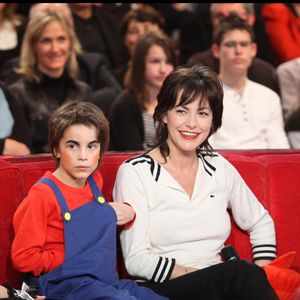 Lio et ses enfants Léa, Garance et Diego lors de l'émission "Vivement dimanche" consacrée aux chansons des années 80.