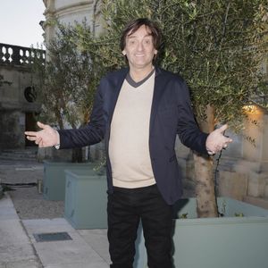 Exclusif - Pierre Palmade - Jour 4  - Lecture de "Lettre ou ne pas lettre" La fausse correspondance de Pierre Dac avec Pierre Palmade et François Rollin mise en scène Anne Bourgeois adaptation Jacques Pessis au château lors de la 26ème édition du festival de la Correspondance de Grignan, France, le 8 juillet 2022. © Jack Tribeca/Bestimage