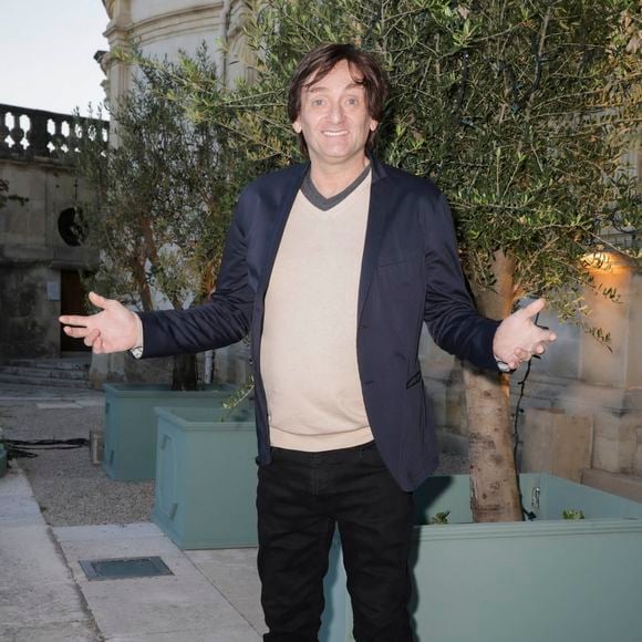 Exclusif - Pierre Palmade - Jour 4  - Lecture de "Lettre ou ne pas lettre" La fausse correspondance de Pierre Dac avec Pierre Palmade et François Rollin mise en scène Anne Bourgeois adaptation Jacques Pessis au château lors de la 26ème édition du festival de la Correspondance de Grignan, France, le 8 juillet 2022. © Jack Tribeca/Bestimage