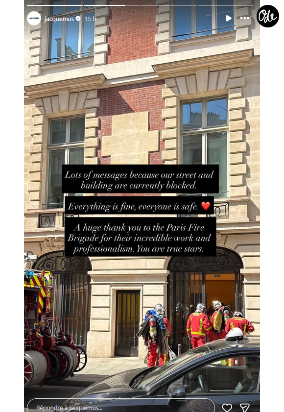 des pompiers en pleine intervention bloquant l'accès à sa prestigieuse adresse parisienne. 

Les pompiers interviennent à la boutique Jacquemus à Paris