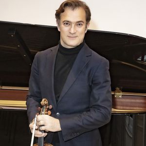 Le violoniste, qui fête aujourd'hui ses 50 ans, n'avait jamais vu la journaliste avant...

Exclusif - Renaud Capuçon - Présentation du nouvel album de Renaud Capuçon, "Un violon à Paris", au showroom parisien Steinway & Sons, préparé pendant le confinement avec le pianiste Guillaume Bellom - Paris le 09 Novembre 2021 ©Jack Tribeca / Bestimage