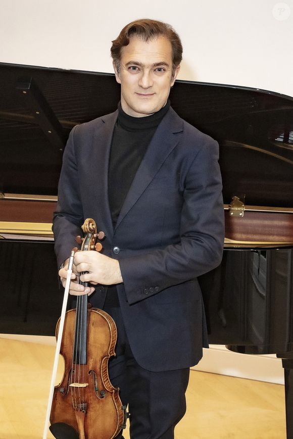Le violoniste, qui fête aujourd'hui ses 50 ans, n'avait jamais vu la journaliste avant...

Exclusif - Renaud Capuçon - Présentation du nouvel album de Renaud Capuçon, "Un violon à Paris", au showroom parisien Steinway & Sons, préparé pendant le confinement avec le pianiste Guillaume Bellom - Paris le 09 Novembre 2021 ©Jack Tribeca / Bestimage