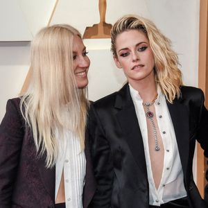 Kristen Stewart et Dylan Meyer se sont mariées

Dylan Meyer et Kristen Stewart à la 94e cérémonie des Oscars qui s'est tenue au Dolby Theatre à Hollywood, Los Angeles, CA, USA. 
© Sthanlee B. Mirador