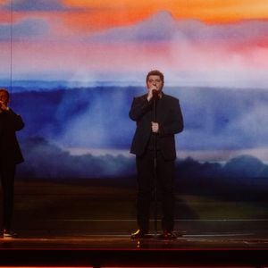 Exclusif - Soleg, Patrick Fiori - Enregistrement de l'émission "Eternel Aznavour, le concert événement", diffusée le 18 octobre sur France 3
© Christophe Clovis-Cyril Moreau / Bestimage

Éternel Aznavour : le concert événement
Vendredi 18 octobre à 21.05 sur France 3 et sur france.tv
Logo de la plateforme france.tv
Logo France 3

Pour célébrer le centenaire de la naissance de l'une des plus grandes légendes de la chanson française et à l'occasion de la sortie du film Monsieur Aznavour, nous vous invitons à une soirée exceptionnelle autour de ses plus belles chansons.

Les plus grands artistes de la scène française lui rendent hommage au cours de cette soirée musicale. Entourés d’un orchestre composé de 22 musiciens, ils se succéderont pour interpréter ses plus grands succès, et témoigner de l’histoire d’amour qui les lie avec Charles Aznavour.

De "La Bohème" à "Emmenez-moi", en passant par "Hier encore" et "Je m’voyais déjà", chaque performance sera un hommage vibrant à l'homme qui a marqué des générations par ses textes profonds et sa voix inoubliable. Ce sera également l’occasion d’en apprendre plus sur cet homme pudique à travers des images d’archives rares issues de la collection privée de Charles Aznavour qui viendront ponctuer ce show.   

Ne manquez pas cette soirée inoubliable où la musique, l’émotion et la poésie seront au rendez-vous pour célébrer l'héritage artistique de Monsieur Charles Aznavour.