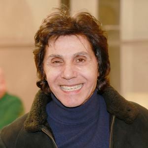 La quadragénaire doit participer à un essai clinique présenté comme très prometteur. Ce protocole utilisant une interface cerveau-moelle épinière pourrait lui permettre de retrouver progressivement l’usage de ses jambes.

Jean-Luc Lahaye lors de la représentation du spectacle musical et théâtral de Nicolas Natkin "Brassens l'amour des mots" à la Scène Libre à Paris le 16 février 2026. 

© Christophe Aubert via Bestimage