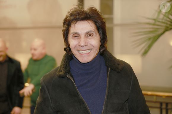 La quadragénaire doit participer à un essai clinique présenté comme très prometteur. Ce protocole utilisant une interface cerveau-moelle épinière pourrait lui permettre de retrouver progressivement l’usage de ses jambes.

Jean-Luc Lahaye lors de la représentation du spectacle musical et théâtral de Nicolas Natkin "Brassens l'amour des mots" à la Scène Libre à Paris le 16 février 2026. 

© Christophe Aubert via Bestimage