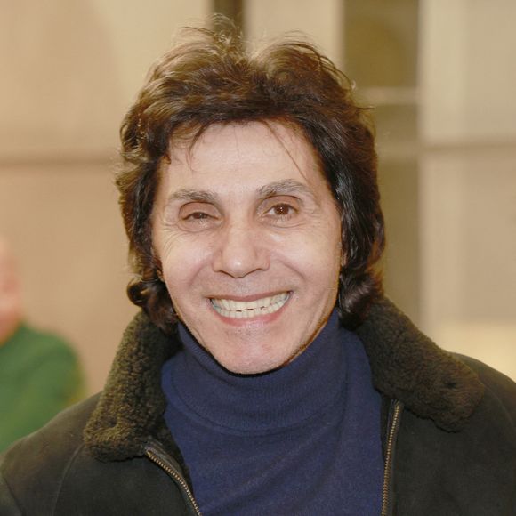 La quadragénaire doit participer à un essai clinique présenté comme très prometteur. Ce protocole utilisant une interface cerveau-moelle épinière pourrait lui permettre de retrouver progressivement l’usage de ses jambes.

Jean-Luc Lahaye lors de la représentation du spectacle musical et théâtral de Nicolas Natkin "Brassens l'amour des mots" à la Scène Libre à Paris le 16 février 2026. 

© Christophe Aubert via Bestimage