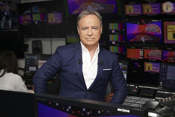 Exclusif - Fabien Lecoeuvre - Enregistrement de la séquence quotidienne "Les Années Bonheur en Chanson" présentée par F.Lecoeuvre et diffusée tout l’été sur Cnews - Paris, France le 10 juillet 2025. A partir de lundi 14 juillet jusqu'au vendredi 15 aout 2025, pour la 9ème saison,Fabien Lecoeuvre, chroniqueur et spécialiste de la chanson française, nous raconte l'histoire de chansons cultes inscrites dans toutes les mémoires. © Jack Tribeca / Bestimage