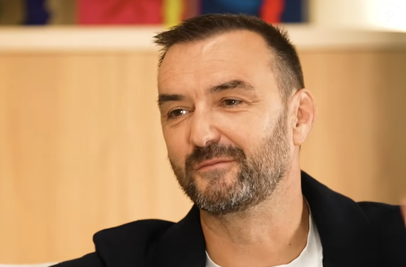 Le chef de 48 ans veut qu'ill "sache bien se faire à manger", et qu’il sache aussi cuisiner "pour ses potes, pour ses copines (…) parce que je trouve que c’est magnifique !", a-t-il assuré. 

Cyril Lignac dans l'émission AURA d'Audrey Crespo-Mara publiée le 16 mai sur YouTube