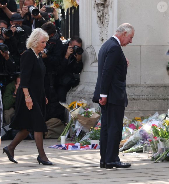 Le roi Charles III d’Angleterre et la reine consort Camilla Parker Bowles vont à la rencontre de la foule massée devant Buckingham Palace, au lendemain du décès de la reine d'Angleterre. Le 9 septembre 2022. (Mirrorpix / Bestimage).