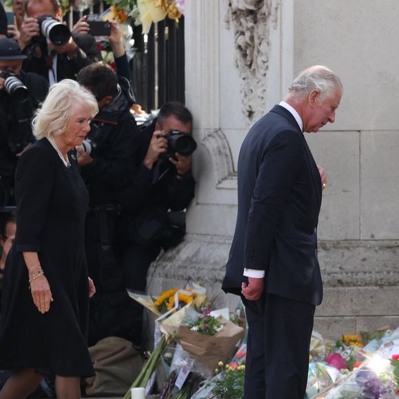 Le roi Charles III d’Angleterre et la reine consort Camilla Parker Bowles vont à la rencontre de la foule massée devant Buckingham Palace, au lendemain du décès de la reine d'Angleterre. Le 9 septembre 2022. (Mirrorpix / Bestimage).
