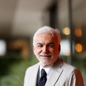 Cependant, la véritable raison de ce curieux déménagement express n'a toujours pas été dévoilée aux auditeurs.

Pascal Praud au village lors des Internationaux de France de Tennis de Roland Garros 2025, à Paris, France, le 4 Juin 2025. © Jacovides-Moreau/Bestimage