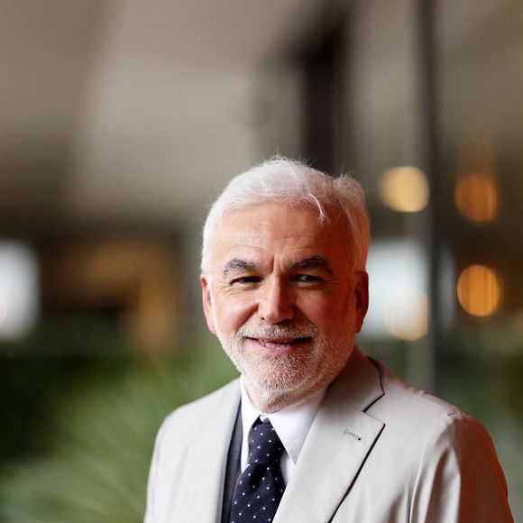 Cependant, la véritable raison de ce curieux déménagement express n'a toujours pas été dévoilée aux auditeurs.

Pascal Praud au village lors des Internationaux de France de Tennis de Roland Garros 2025, à Paris, France, le 4 Juin 2025. © Jacovides-Moreau/Bestimage