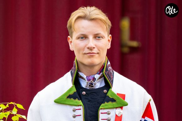 La princesse héritière Mette-Marit de Norvège, le prince héritier Haakon de Norvège et le prince Sverre Magnus de Norvège assistent aux célébrations de la fête de la Constitution norvégienne à leur résidence de Skaugum, le 17 mai 2026, à Oslo, en Norvège.

Backgrid USA / Bestimage