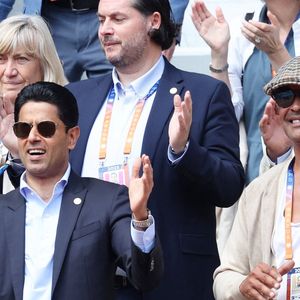 Nasser al-Khelaïfi (président du PSG) et Yannick Noah lors de la présentation du trophée de la Ligue des champions sur le court Philippe-Chatrier lors des internationaux de France de Tennis de Roland Garros 2025 (Jour 9), à Paris, France, le 2 juin 2025. © Jacovides-Moreau/Bestimage