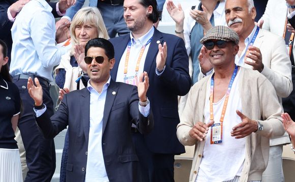 Nasser al-Khelaïfi (président du PSG) et Yannick Noah lors de la présentation du trophée de la Ligue des champions sur le court Philippe-Chatrier lors des internationaux de France de Tennis de Roland Garros 2025 (Jour 9), à Paris, France, le 2 juin 2025. © Jacovides-Moreau/Bestimage