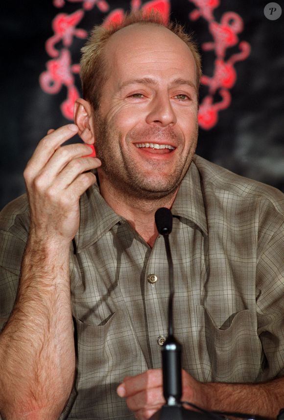 Bruce Willis lors d'une conférence de presse à la Berlinale le 24 mars 1996. Il fait la promotion de son nouveau film "12 Monkeys" au festival international du film à Berlin, Allemagne. Photo by DPA/ABACAPRESS.COM