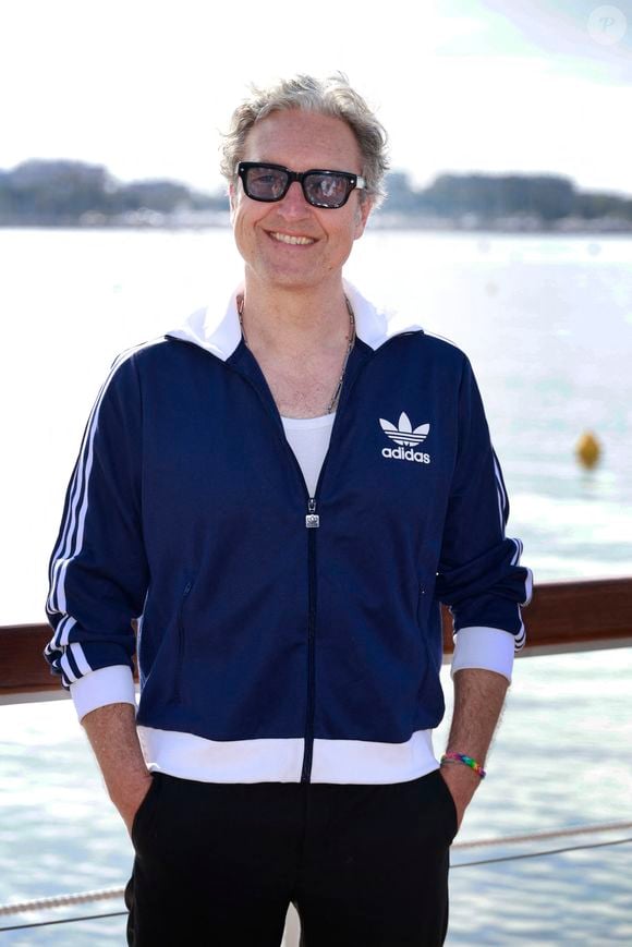 L’acteur avoue que cet éloignement est un véritable crève-cœur, même s’il tente de privilégier la qualité des moments passés ensemble.

Benjamin Baroche de la série Rien ne t'efface
La 8ème édition du festival CANNESERIES à Cannes
lundi 28 avril 2025. © Christophe Aubert via Bestimage