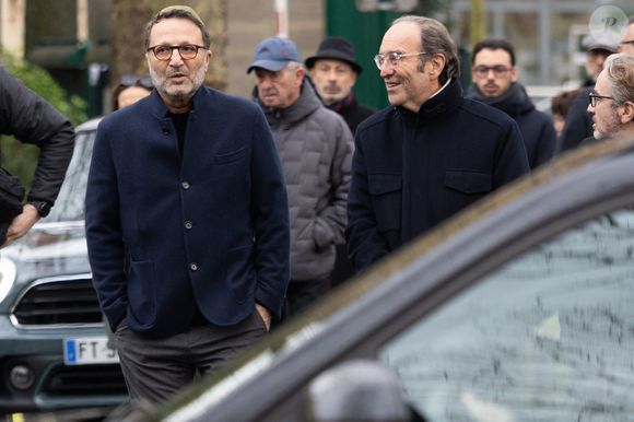 Exclusif - Arthur (Jacques Essebag) et Xavier Niel - Obsèques de Claude Berda au cimetière de Bagneux, le 22 décembre 2025. Co-fondateur de la société de productions télévisuelles, AB Productions, en 1977 avec J.C.Azoulay, Claude Berda est décédé le 19 décembre 2025 à l'âge de 78 ans. © Agence / Bestimage