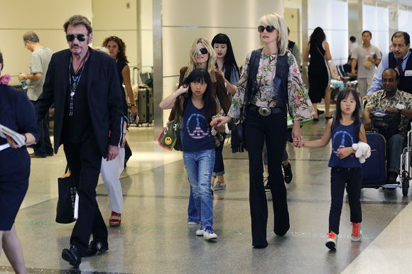 Johnny Hallyday avec sa femme Laeticia, leurs filles Jade et Joy et la grand-mère de Laeticia Elyette Boudou quittent Los Angeles pour Paris le 25 juin 2015.
© Agence / Bestimage