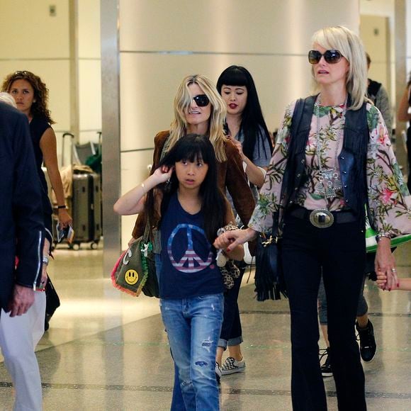 Johnny Hallyday avec sa femme Laeticia, leurs filles Jade et Joy et la grand-mère de Laeticia Elyette Boudou quittent Los Angeles pour Paris le 25 juin 2015.
© Agence / Bestimage