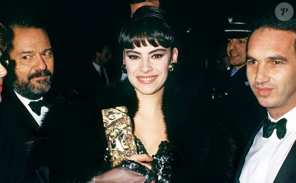 L'actrice française Mathilda May avec son César de la meilleure jeune actrice après la cérémonie en 1988 à Paris. Photo par Christophe Geyres/ABACAPRESS.COM