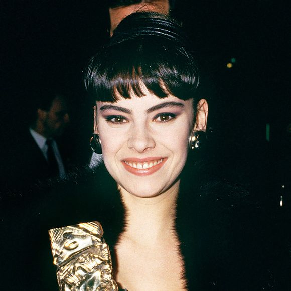 L'actrice française Mathilda May avec son César de la meilleure jeune actrice après la cérémonie en 1988 à Paris. Photo par Christophe Geyres/ABACAPRESS.COM