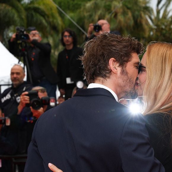 Virginie Efira et Niels Schneider pour la montée des marches du film "L'Inconnue" durant le 79e Festival de Cannes. 

© Mickael Chavet/ZUMA Press Wire / Bestimage