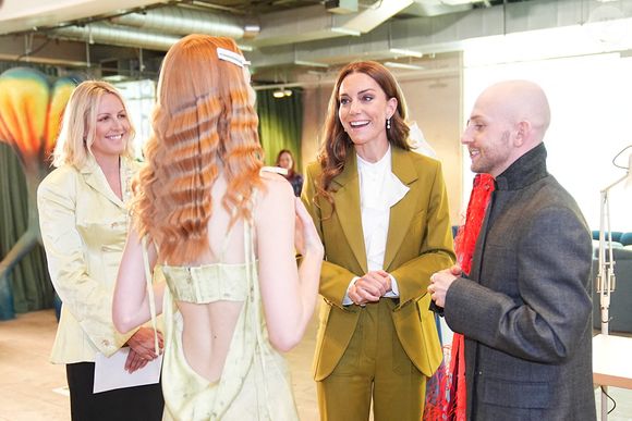 Kate Middleton visite les espaces de design avec le designer Patrick McDowell (à droite) et le British Fashion Council aux 180 Studios dans le centre de Londres, où Kate remettra le prix de la Reine Elizabeth II pour le design britannique. Mardi 13 mai 2025. Photo par Aaron Chown/PA Wire/ABACAPRESS.COM