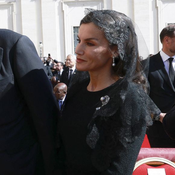 Le roi Felipe VI et la reine Letizia d’Espagne, assistent aux funérailles du pape François devant la basilique Saint Pierre à Rome, le 26 avril 2025. 
© Casa de SM El Rey / Bestimage LALO YASKY / BESTIMAGE