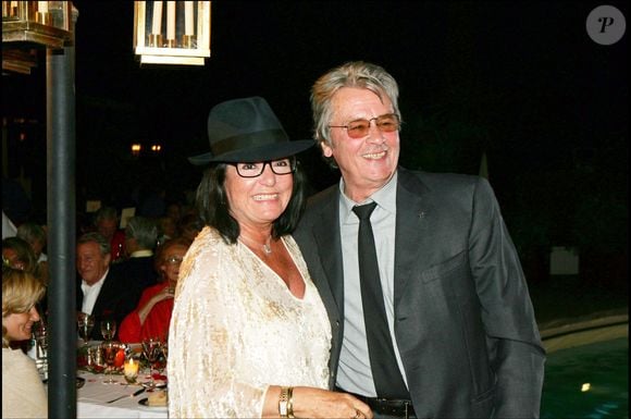 Nana Mouskouri et Alain Delon à la soirée de Gala au profit de la lutte contre la maladie d'Alzheimer au Byblos, le 13 juillet 2004. (DOMINIQUE JACOVIDES / BESTIMAGE).