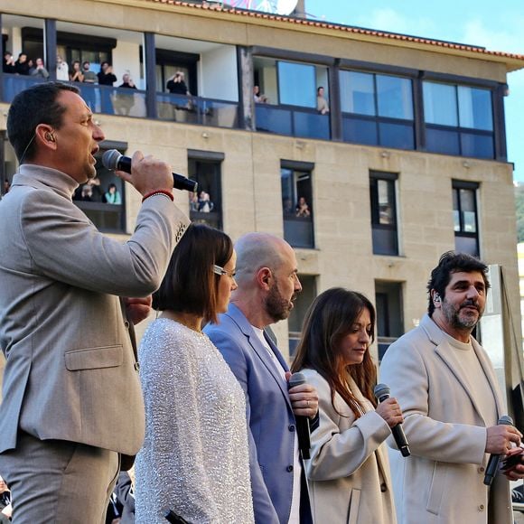 Christophe Mondoloni, Alizée, Jean-Charles Papi, Francine Massiani et Patrick Fiori- Le pape François à son arrivée sur le parvis de la cathédrale Saint-Marie-Majeure à Ajaccio, à l'occasion de sa visite d'une journée en Corse le 15 décembre 2024

© Gérard Pierlovisi / Bestimage