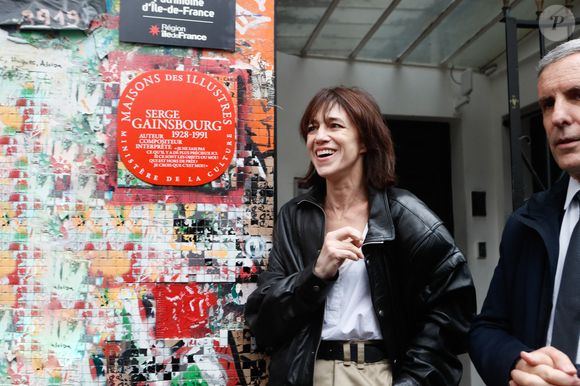 Charlotte Gainsbourg lors de la cérémonie de dévoilement de la plaque "Maison des Illustres" de la Maison Gainsbourg à Paris, France, le 2 avril 2024. © Christophe Clovis/Bestimage