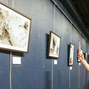 Une exposition photo rend également hommage à Nathalie Baye.

Laura Smet, accompagnée des délégués généraux du festival FFA, Marie-France Brière et Dominique Besnehard, ancien agent de l'actrice et ami de longue date, et du maire d'Angoulême Xavier Bonnefont, inaugure la place en hommage à sa mère Nathalie Baye devant le cinéma CGR: au niveau du 30 rue Saint Roch, à Angoulême, France, le 20 août 2026 © Jean-Marc Lhomer/Bestimage