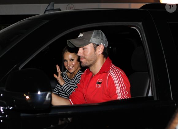 Anna Kournikova et Enrique Iglesias quittent un restaurant à Miami en 2012. @ KADENA PRESS / BESTIMAGE