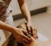 Des zones clés comme le cou, les aisselles, les jambes et le visage doivent être massées avec des mouvements légers et répétés.