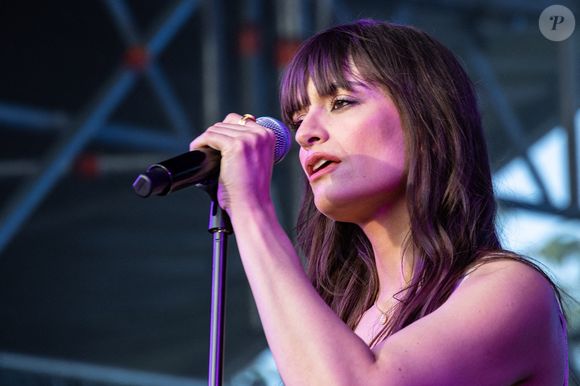 "Il adore les Beatles et il adore "Chaud Cacao" d’Annie Cordy" a-t-elle révélé, avant d’ajouter amusée : "Il est pas snob !"

Clara Luciani se produit sur scène lors du Festiv4L Signe Renault au Chalet des Iles le 23 juin 2025 à Paris, France. Photo by Nasser Berzane/ABACAPRESS.COM