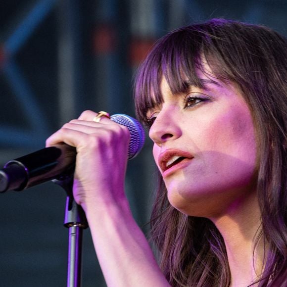 "Il adore les Beatles et il adore "Chaud Cacao" d’Annie Cordy" a-t-elle révélé, avant d’ajouter amusée : "Il est pas snob !"

Clara Luciani se produit sur scène lors du Festiv4L Signe Renault au Chalet des Iles le 23 juin 2025 à Paris, France. Photo by Nasser Berzane/ABACAPRESS.COM