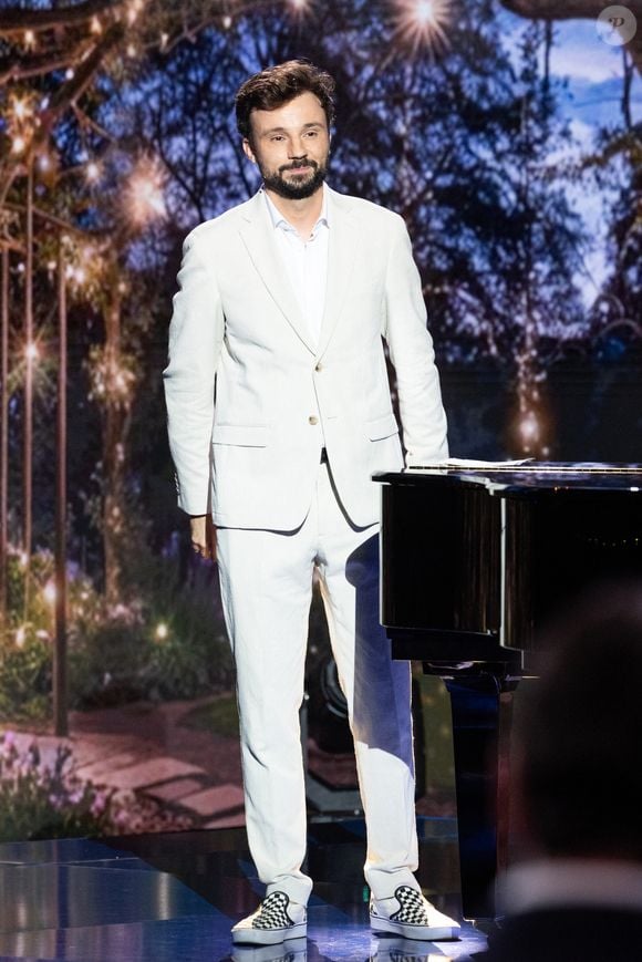 Exclusif - Tom Villa pour les surprises lors de l'enregistrement de l'émission "La Boîte à secrets", présentée par Faustine Bollaert et diffusée le 17 octobre sur France 3, dans les studios du Lendit à Saint-Denis, France, le 23 septembre 2025. © Cyril Moreau/Bestimage