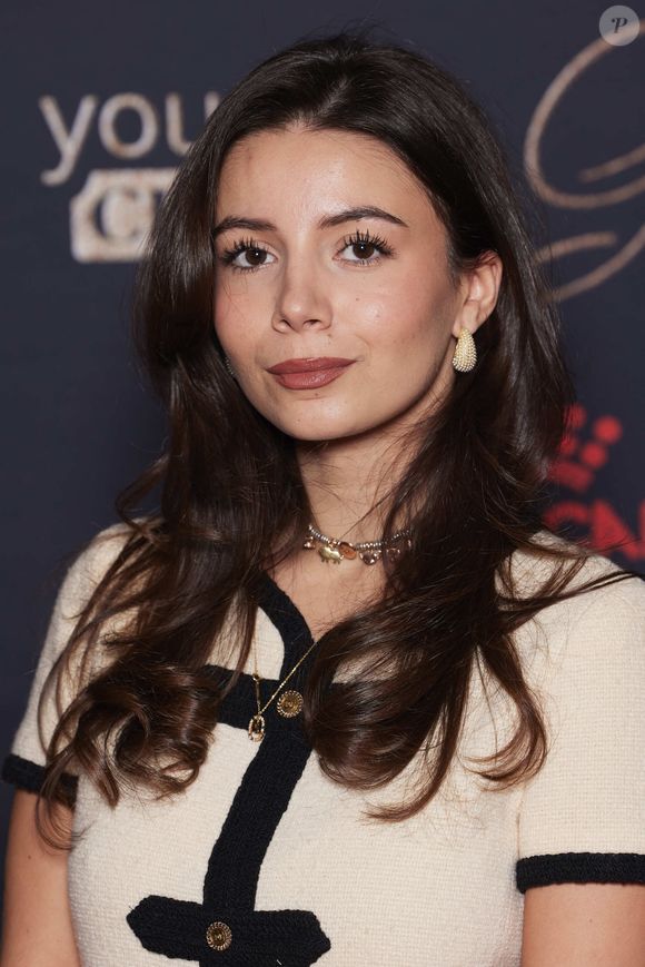 "Bon...C'est un peu dur de vous faire cette vidéo, mais voilà ma peau, sans filtre.", a-t-elle expliqué dans un premier temps, avec une vidéo et des images à l'appui. 

Annily Chatelain (fille de la chanteuse Alizée et de Jérémy Chatelain) - Photocall de la première édition du "You Care Charity Gala" en faveur de la cause animale et de l'environnement au Cercle Interalliée à Paris le 3 décembre 2024. © Cyril Moreau/Bestimage
