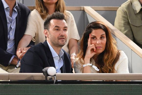 Cyril Lignac et sa compagne Déborah - Les célébrités dans les tribunes lors des Internationaux de France de Tennis de Roland Garros 2023 le 7 juin 2023.